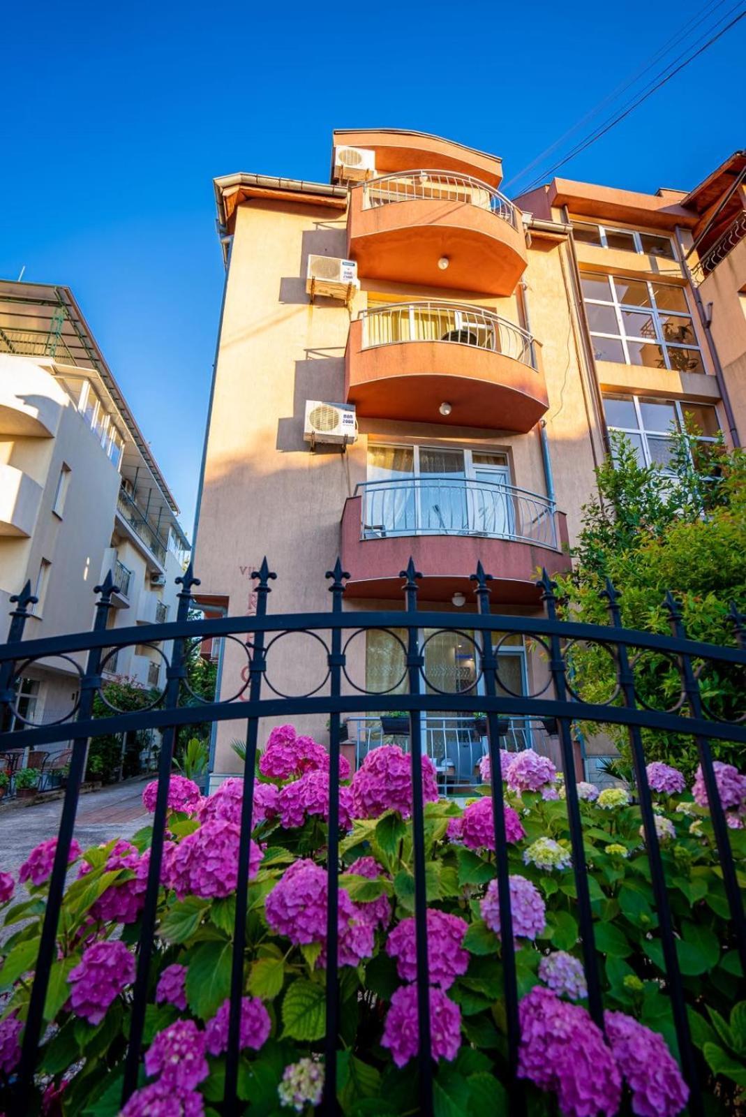 Ar Luxury Apartments Ravda Bagian luar foto